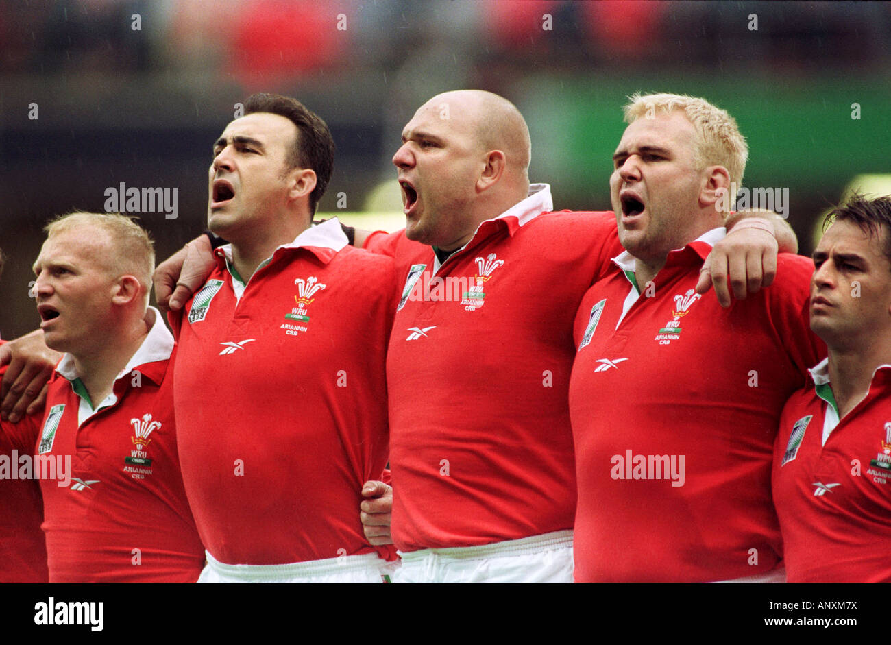 RUGBY WORLD CUP WALES V ARGENTINIEN WALISISCHE SPIELER WÄHREND DER NATIONALHYMNE L R NEIL JENKINS CHRIS WYATT CRAIG QUINNELL SCOTT QUI Stockfoto