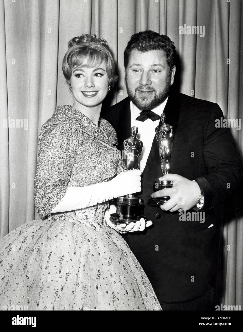 PETER USTINOV mit Shirley Jones, wenn sie die beste Nebendarstellerin und beste Unterstützung Schauspieler Oscar 1961 gewann Stockfoto