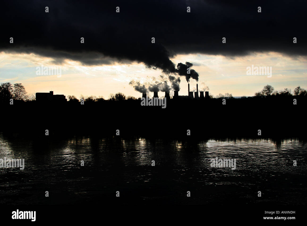 Trent Valley Kraftwerk mit Fluss im Vordergrund und Rauch und Dampf gegen hellen Himmel in der Silhouette. Stockfoto