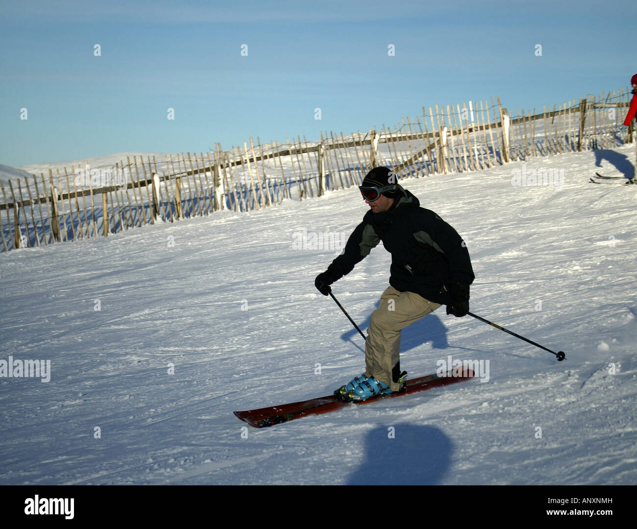 Einsame männliche Skifahren, Cairngorms National Park, Glenshee, Perthshire und Aberdeenshire, Schottland, Großbritannien, Europa Stockfoto