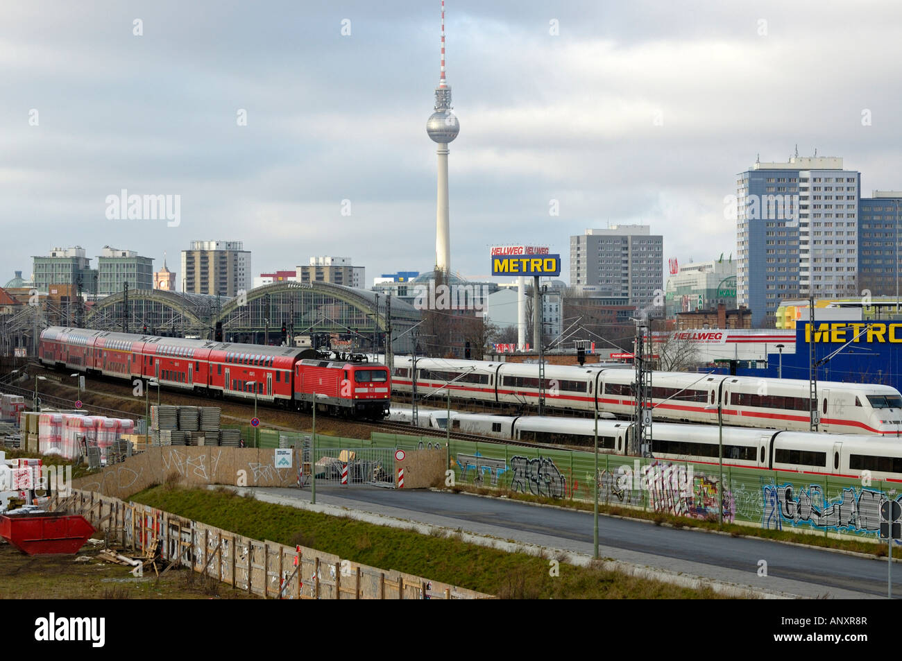 In der Nähe von Berlin Ostbahnhof vorbeifahrenden Zügen. Stockfoto