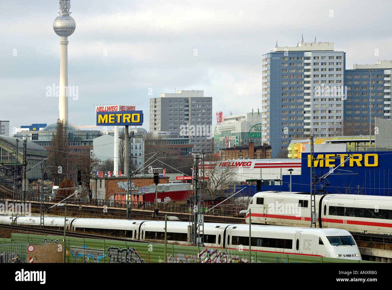 Inter-City-Züge in der Nähe von Berlin Ostbahnhof vorbei. Stockfoto