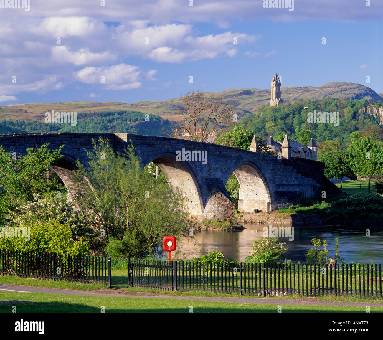 Stirling Brücke über den Fluss Forth, Stadt Stirling, Schottland, Großbritannien. Mit dem National Wallace Monument im Hintergrund. Stockfoto