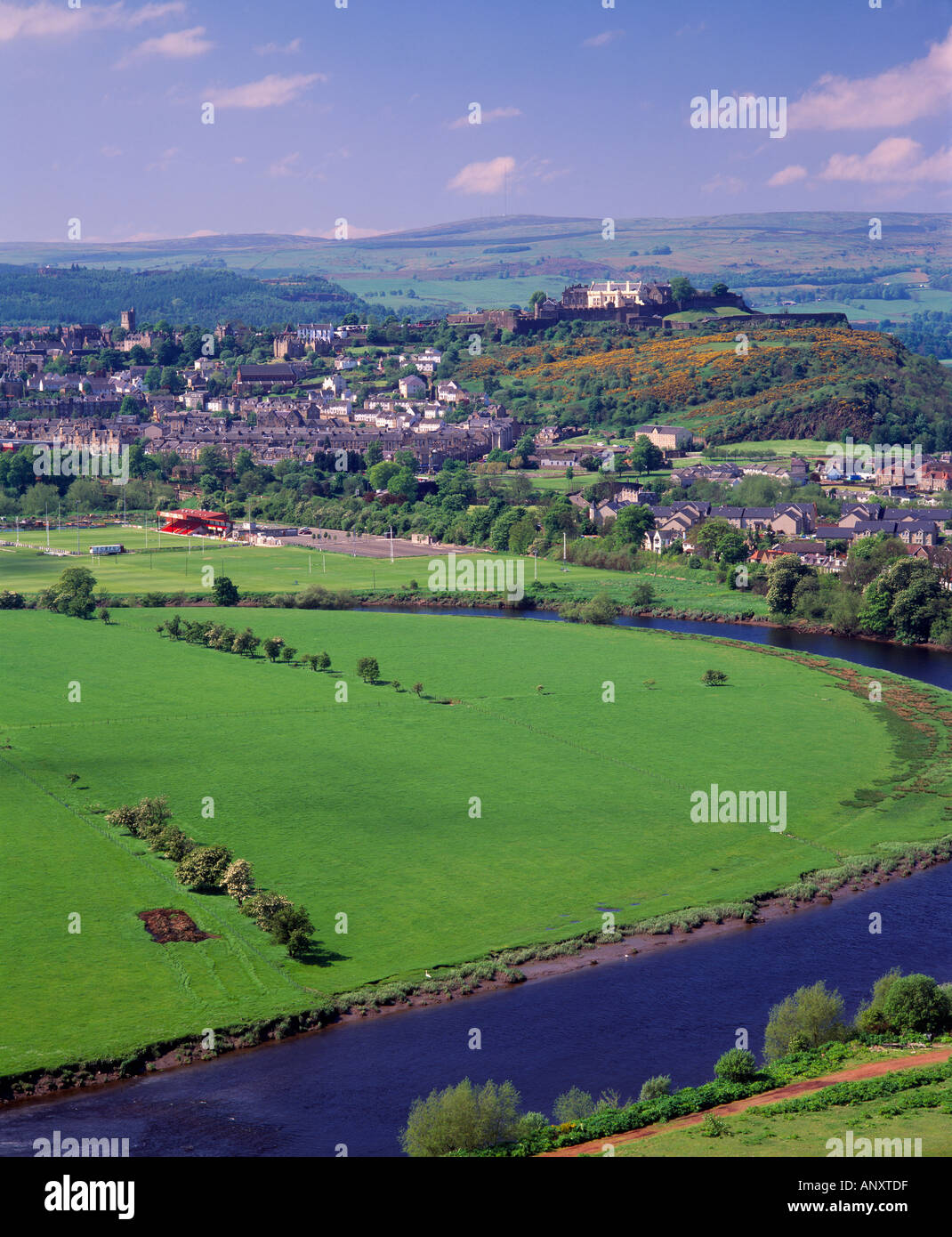 Blick vom Abbey Craig über den Fluss Forth in Richtung der Stadt Stirling und Stirling Castle, Schottland, UK Stockfoto