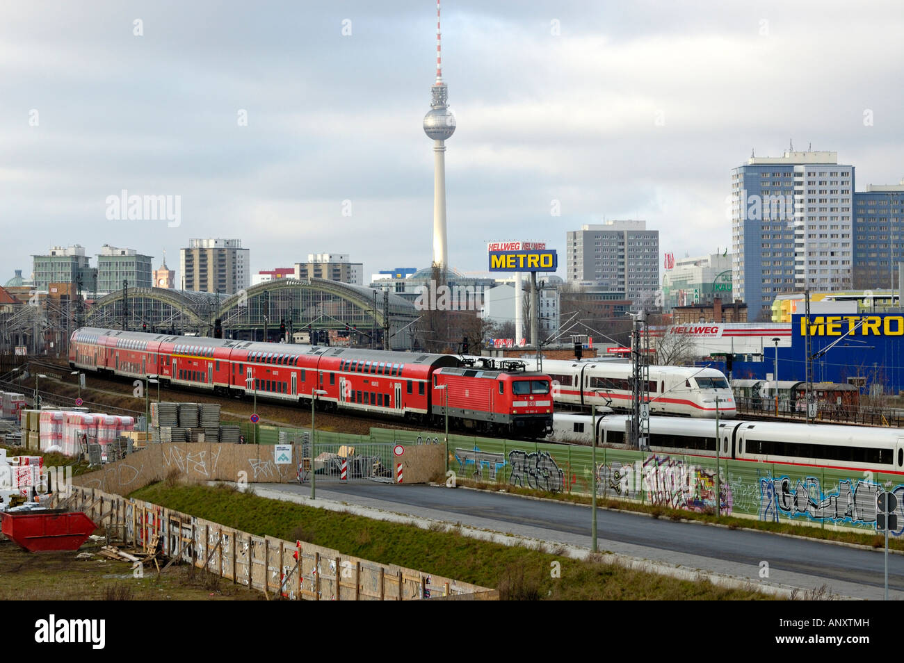 In der Nähe von Berlin Ostbahnhof vorbeifahrenden Zügen. Stockfoto