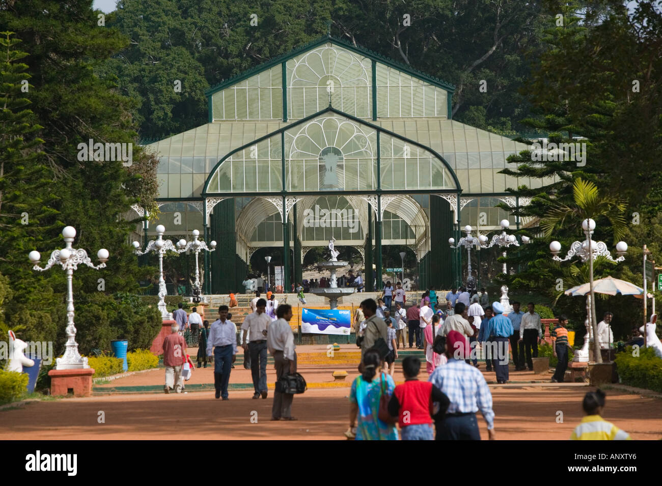 Indien, Karnataka, Bangalore: Lalbagh Botanical Gardens / Main Pavillion (modelliert nach dem Londoner Crystal Palace) Stockfoto