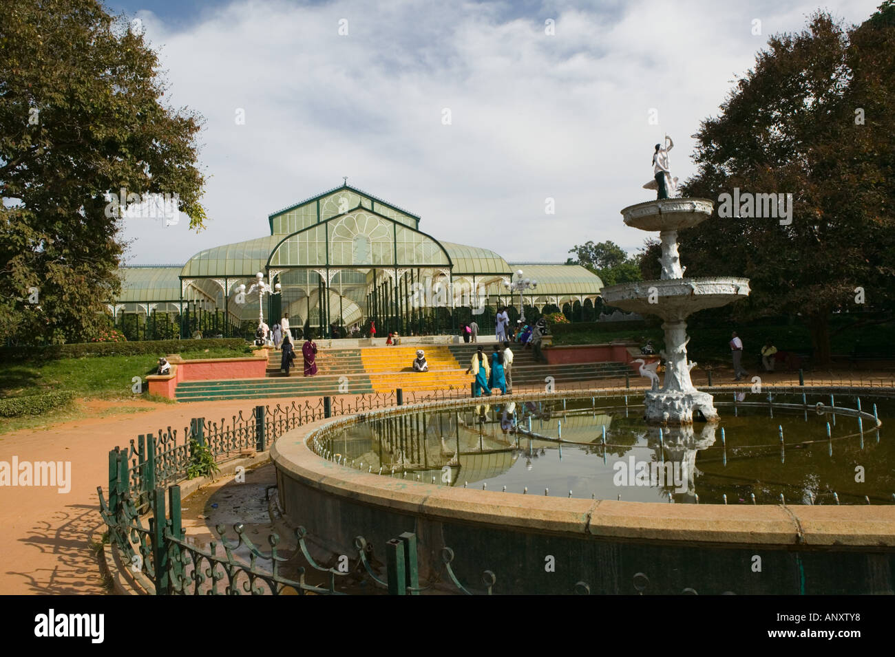 Indien, Karnataka, Bangalore: Lalbagh Botanical Gardens / Main Pavillion (modelliert nach dem Londoner Crystal Palace) Stockfoto