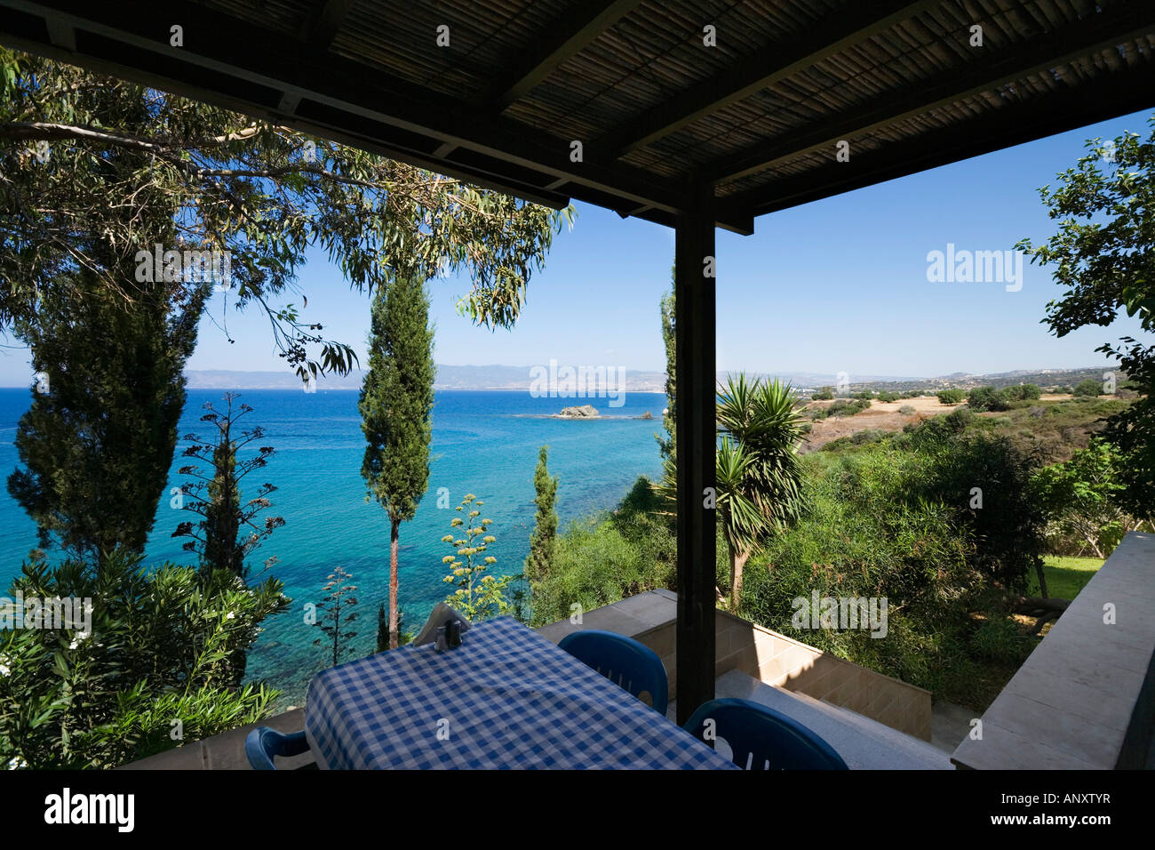 Blick aus einer Taverne in der Nähe der Bäder der Aphrodite, Akamas-Halbinsel, in der Nähe von Polis, Zypern Stockfoto