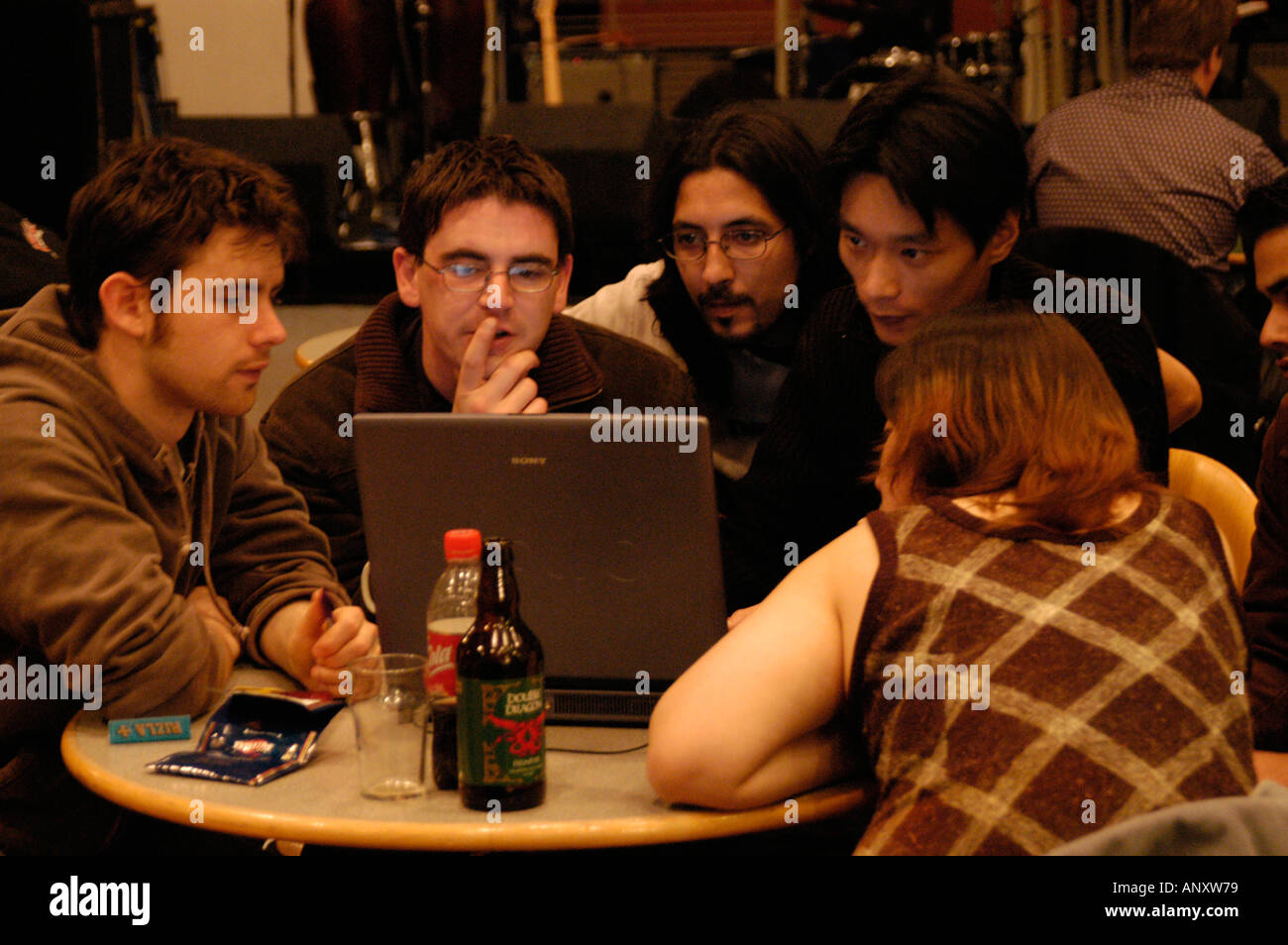 Studenten mit Laptop Aberystwyth University Ceredigion Westwales Stockfoto