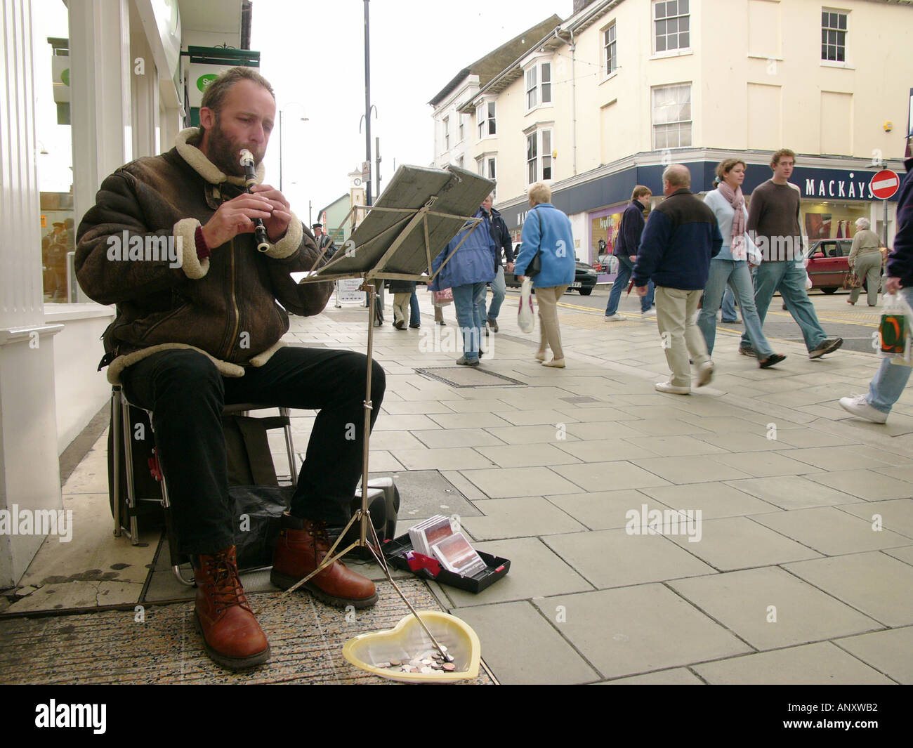 Straßenmusiker spielen Recorder tolle Darkgate Straße Aberystwyth Ceredigion Westwales Stockfoto