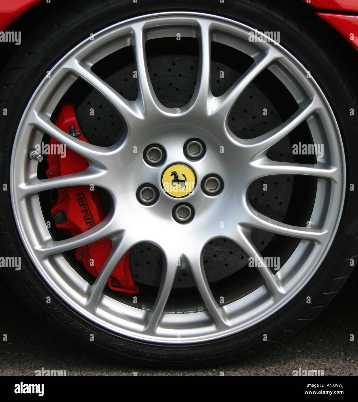 Ferrari 430 Scuderia Rad Bremse gelb Reifen Reifen emblem Stockfoto