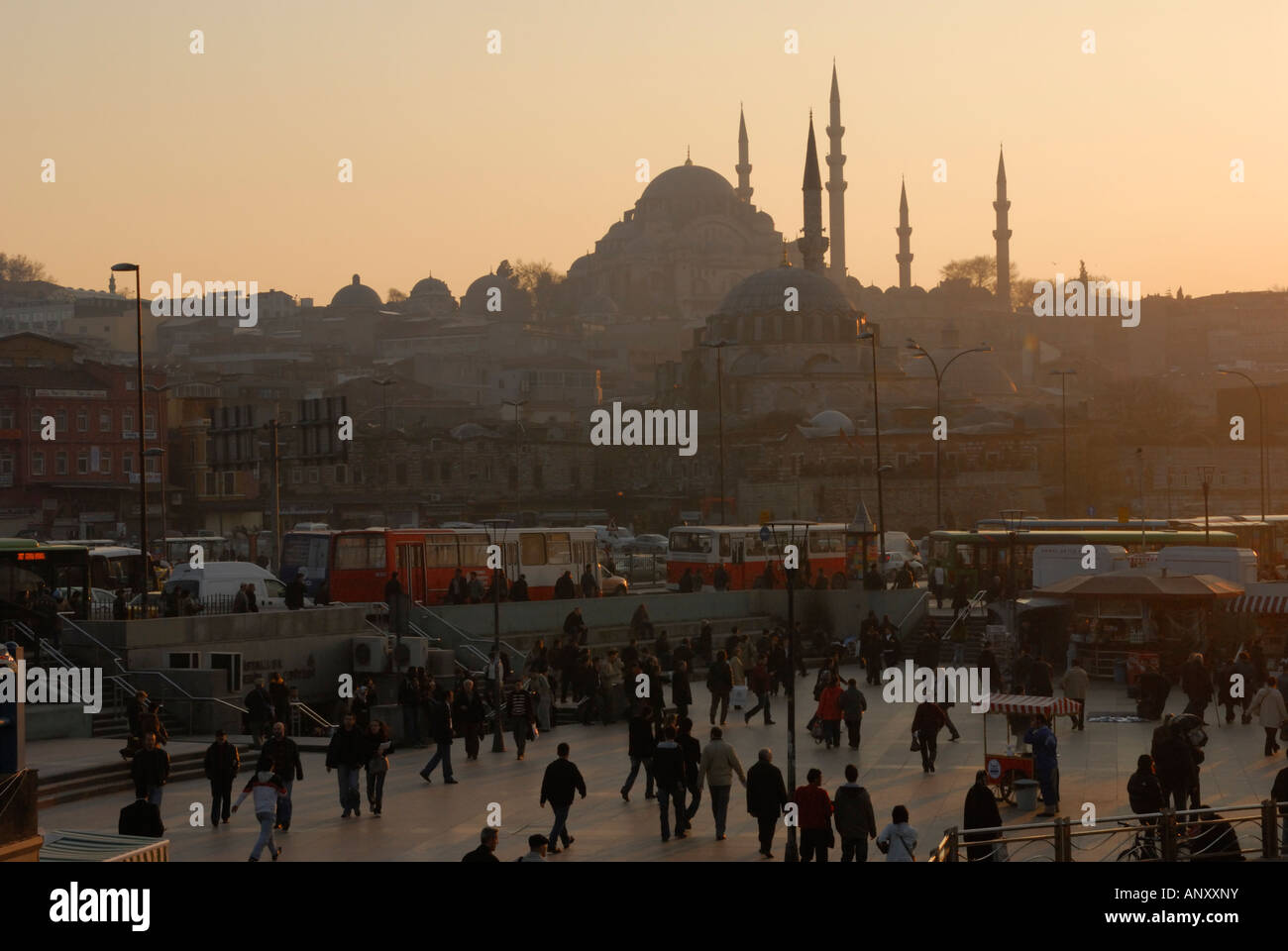 Eminonu Kai und Süleymaniye Camii bei Sonnenuntergang, Istanbul Türkei Stockfoto
