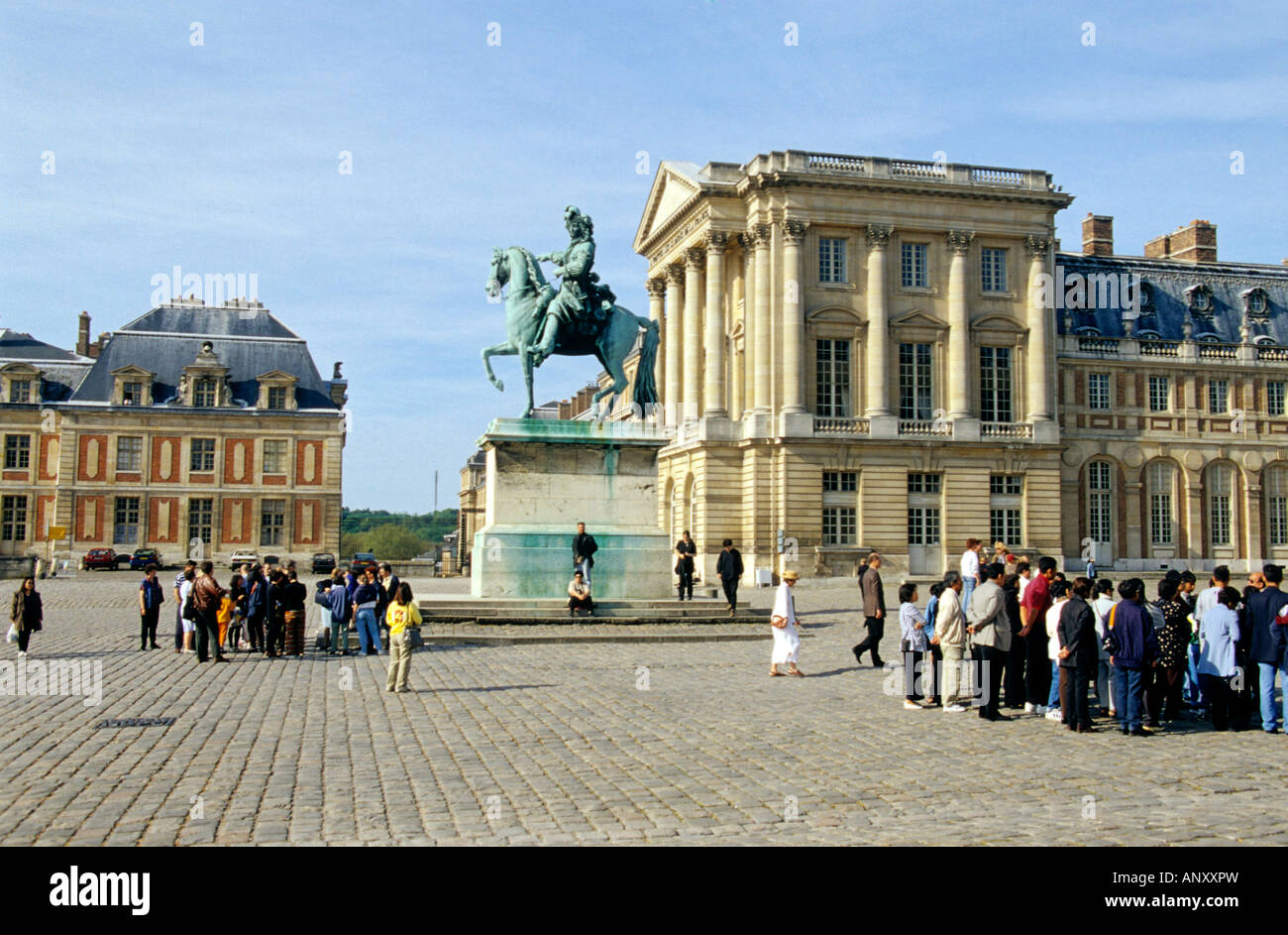 Statue von Louis XIV auf das Schloss von Versailles, Paris, Frankreich Stockfoto