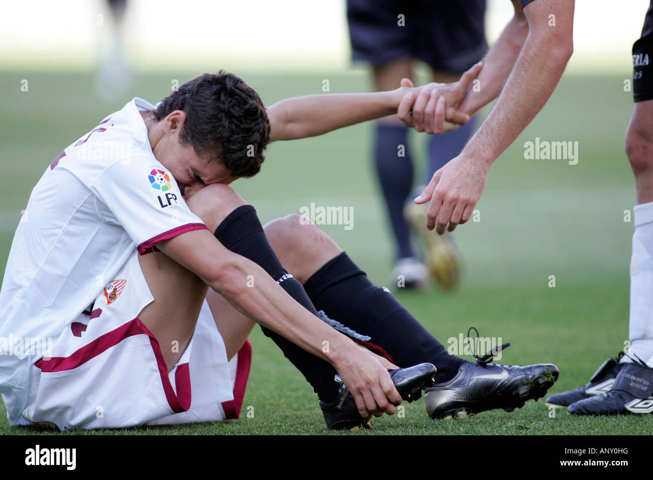 Navas aufstehen nach einem Foul leiden geholfen wird. Stockfoto