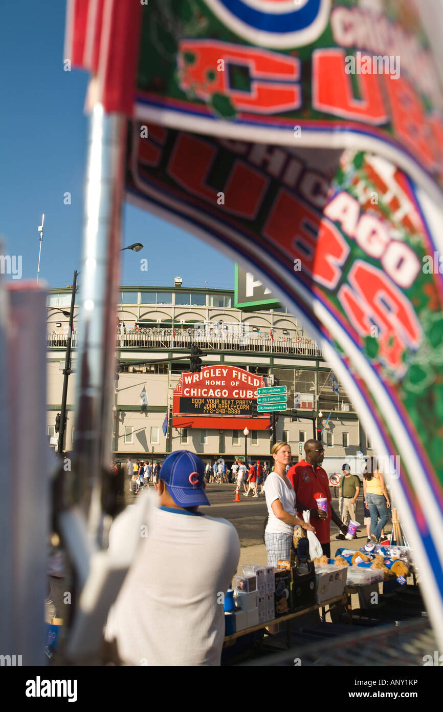 ILLINOIS-Chicago-Wimpel für den Verkauf außerhalb Wrigley Field Stadion für professionellen Baseballteams Chicago Cubs Stockfoto