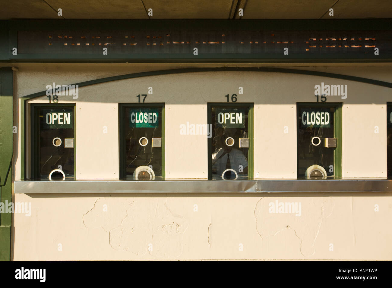 ILLINOIS Chicago Fahrkartenschalter im Wrigley Field Stadion für professionellen Baseballteams Chicago Cubs offen und geschlossen ausgeschildert Stockfoto