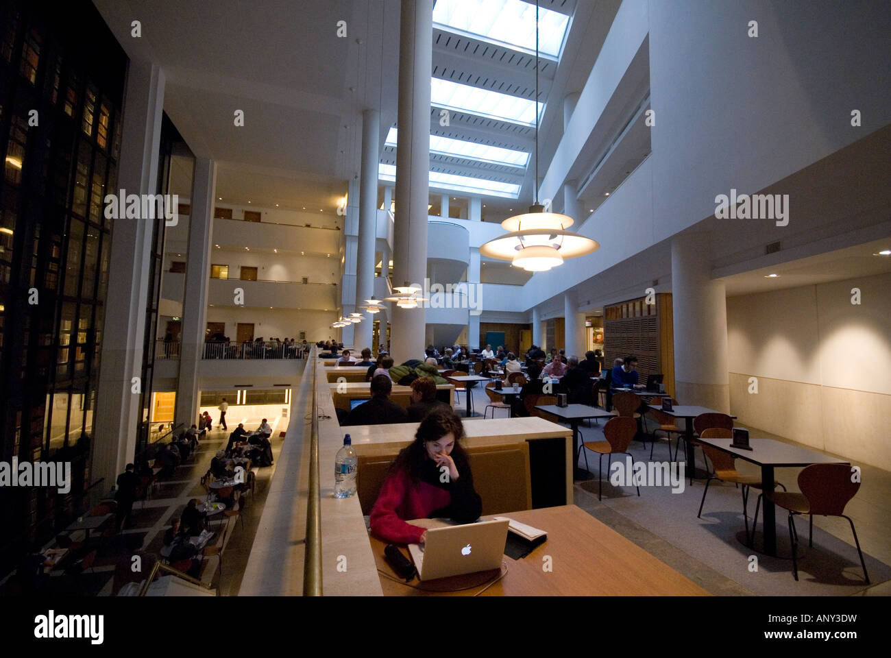 British Library in Frau studieren oder arbeiten mit einem Mac Laptop London Stockfoto