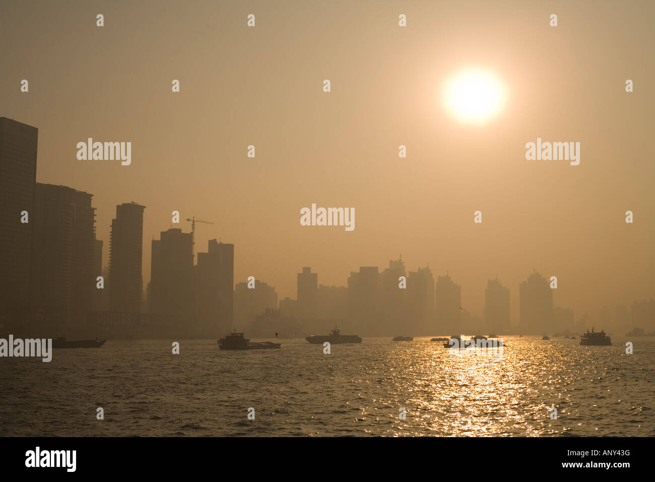 Sonnenaufgang über den Huangpu-Fluss, Shanghai, die Volksrepublik China Stockfoto