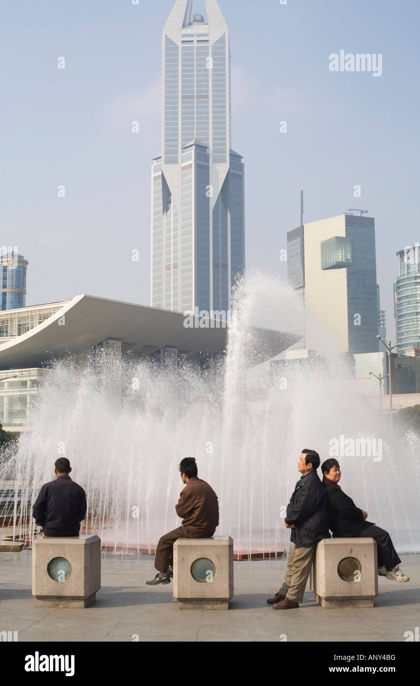 Menschen entspannen vor den Brunnen am Renmin Square, Shanghai, die Volksrepublik China Stockfoto