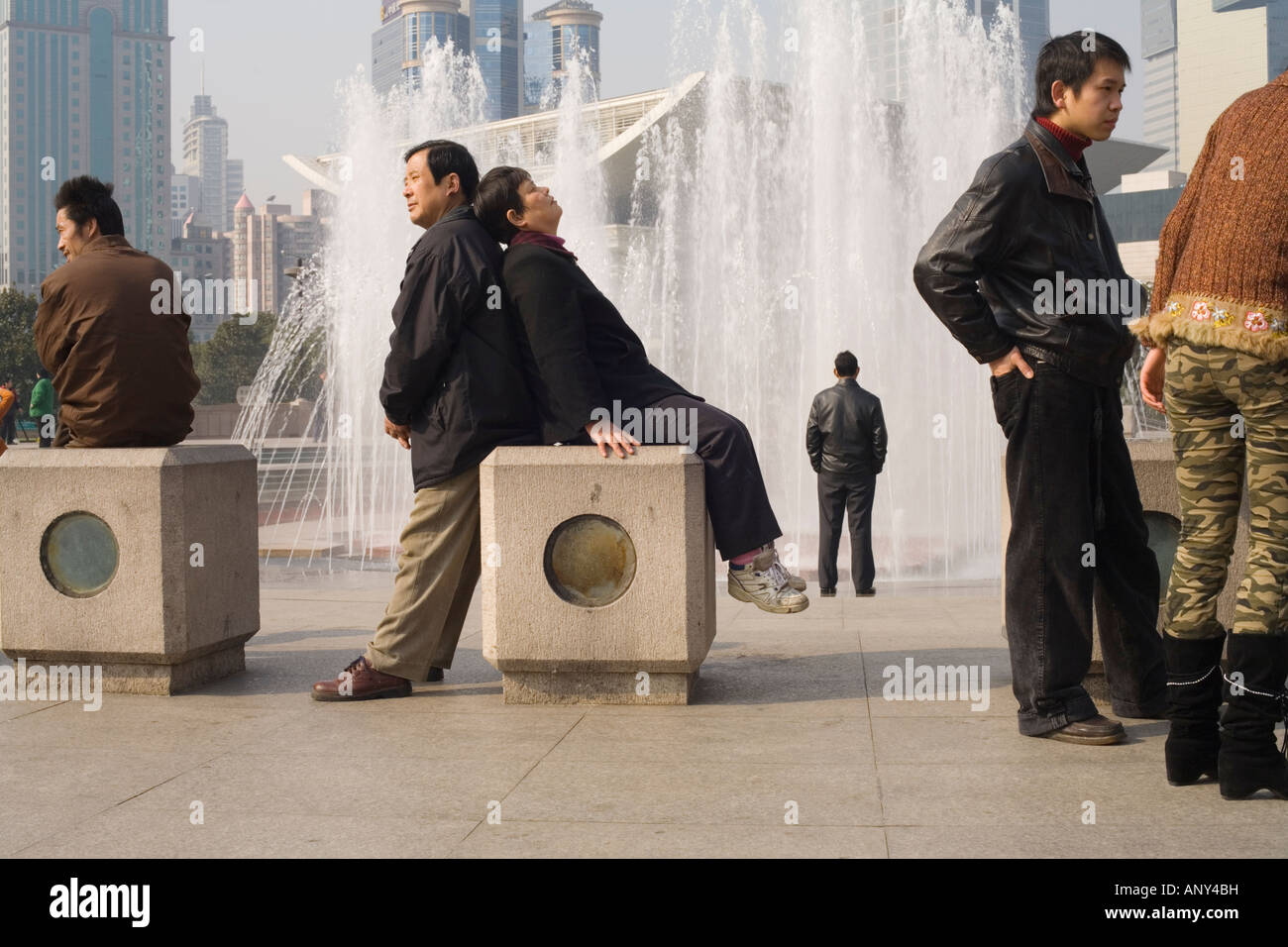 Menschen entspannen vor den Brunnen am Renmin Square, Shanghai, die Volksrepublik China Stockfoto