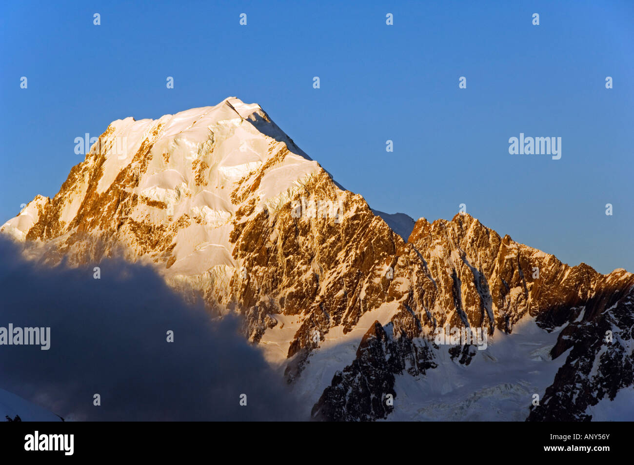 Neuseeland, Südinsel, Mackenzie Country. Mount Cook Nationalpark, Sonnenuntergang auf die Westwand des Aoraki Mt. Cook (3755m). Stockfoto