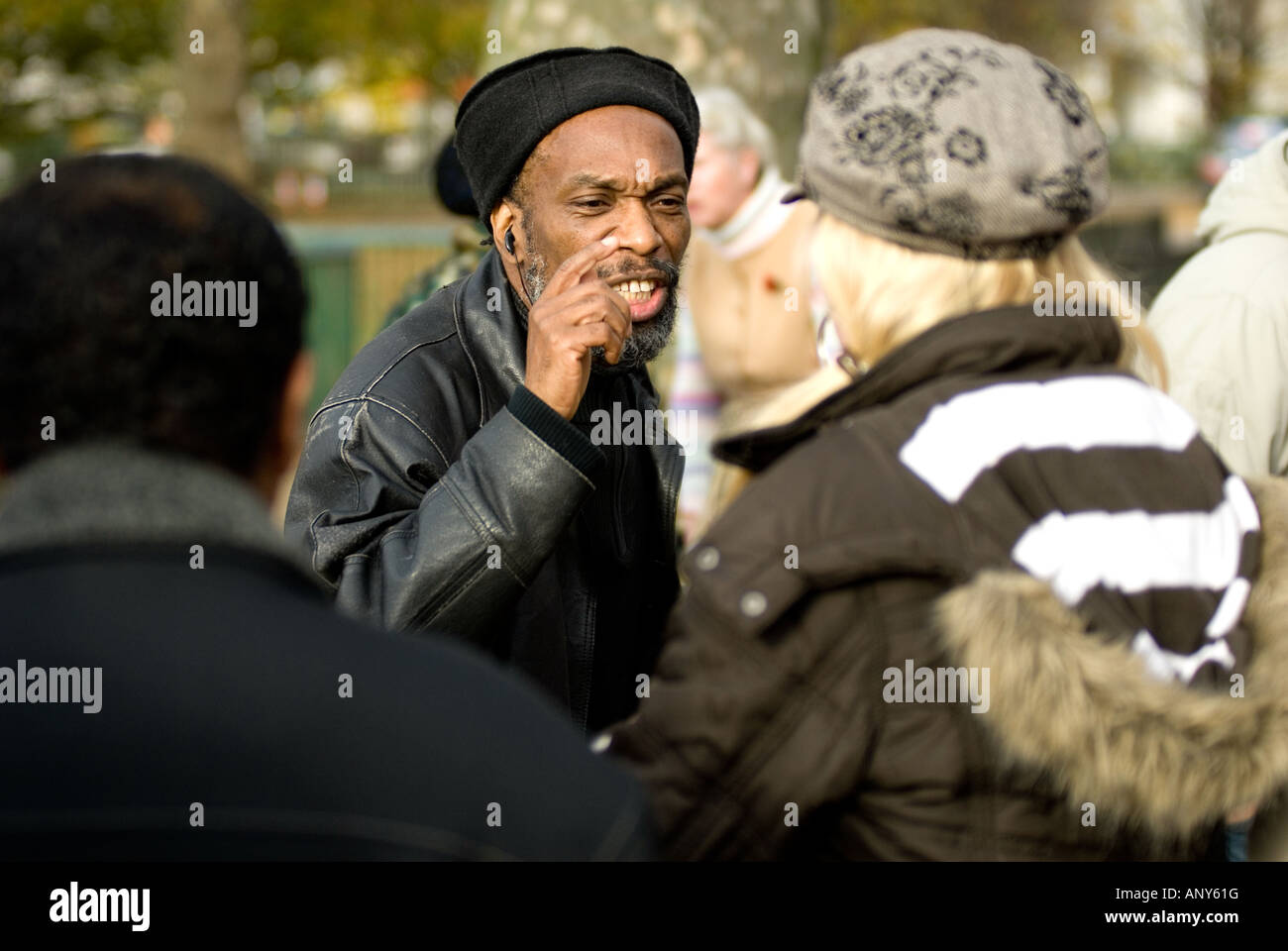 Speakers Corner schwarz Mann sprechen einen blondes Mädchen Punkt den Finger ihr in London Stockfoto