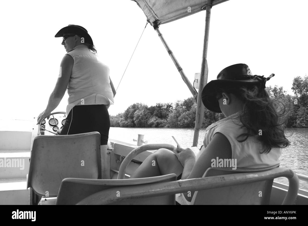 2 australische Mädchen an Bord eines Schiffes in einem verseuchten Krokodilfluss Stockfoto