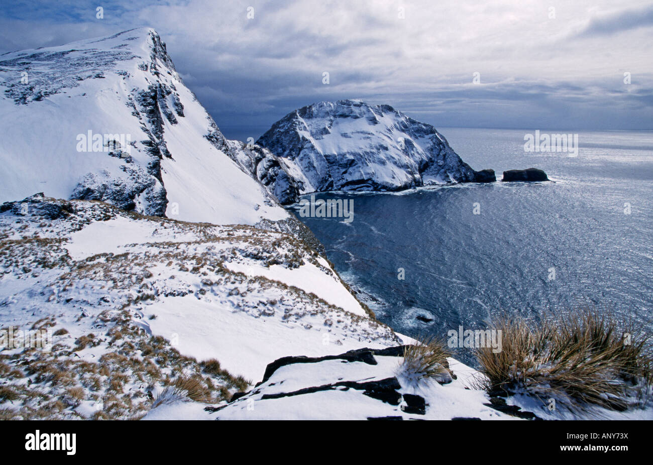 Süd-Georgien, Godthul. Blick auf die Küstenlandschaft. Stockfoto