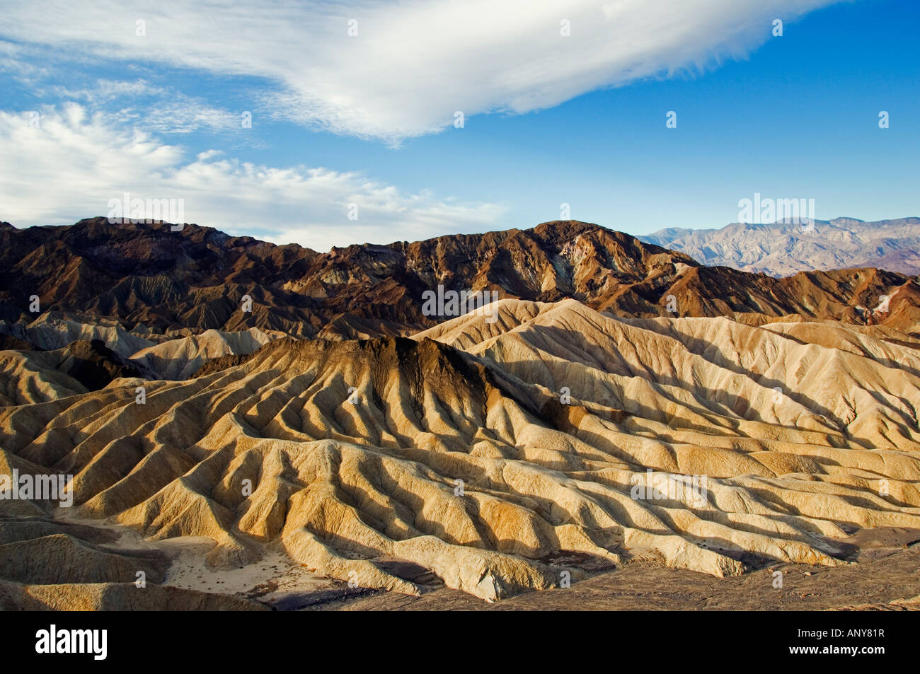 USA, Kalifornien, Death Valley Nationalpark. Licht des frühen Morgens auf Wellpappe Badlands-Landschaft am Zabriskie Point. Stockfoto