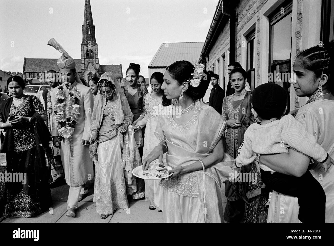 Die Braut und der Bräutigam bereitet sich auf eine Hochzeit feiern gehen. Manningham, Bradford, Yorkshire, Großbritannien Stockfoto