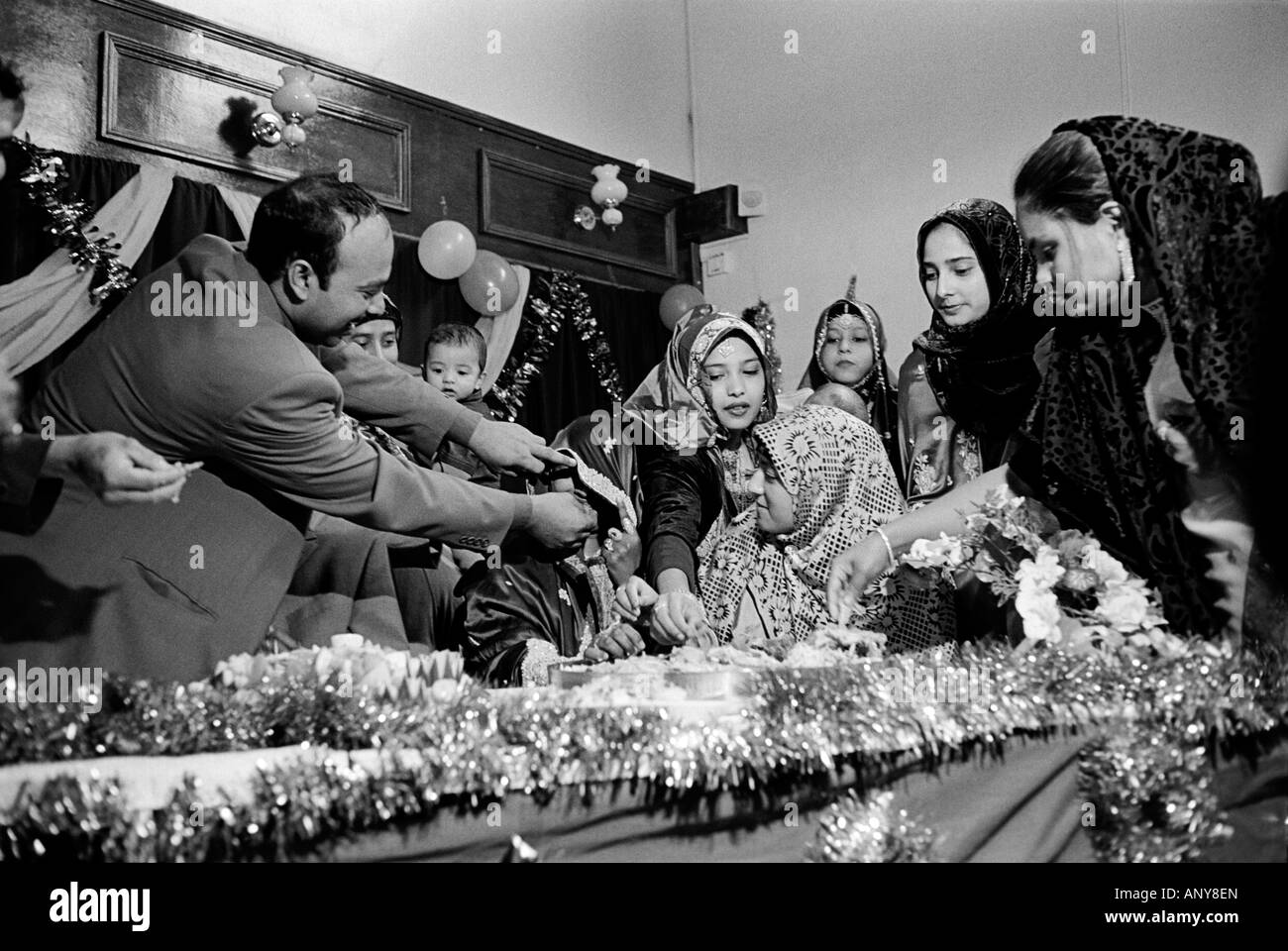 Füttern die Braut bei einem muslimischen Hochzeit. Manningham, Bradford, Yorkshire, Großbritannien Stockfoto