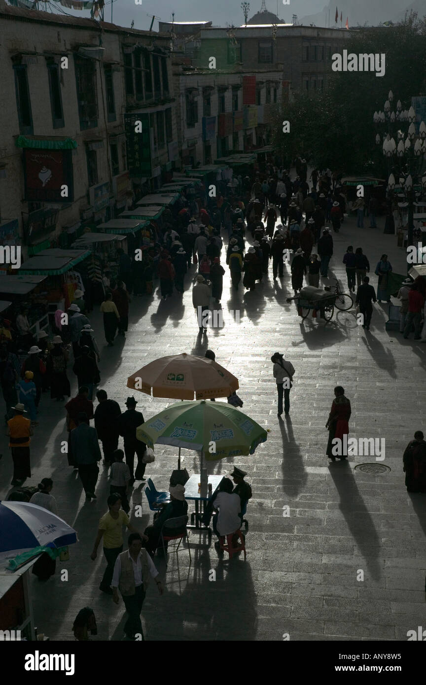 Pilger auf dem Barkhor Circuit vor einem Gewitter Lhasa Tibet China Stockfoto