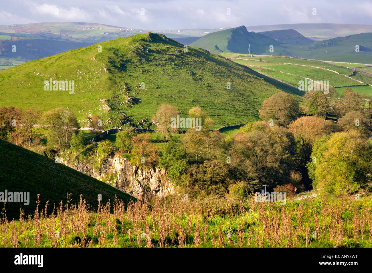 Ansicht von Parkhouse Hill und Chrome Hill in der Nähe von Earl Sterndale im Peak District Stockfoto