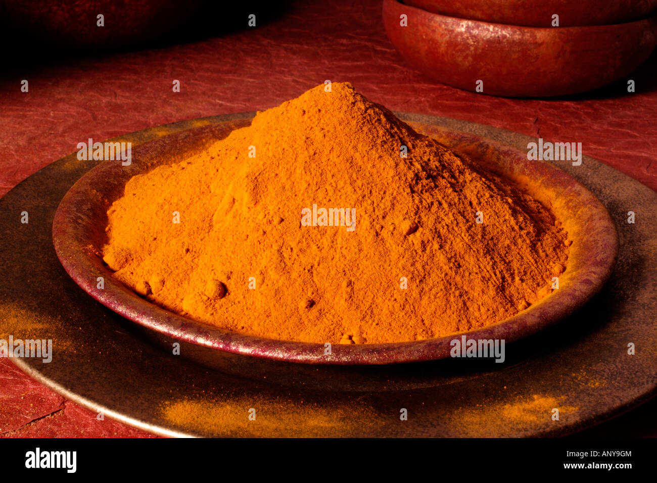 SCHÜSSEL MIT KURKUMA PULVER Stockfoto