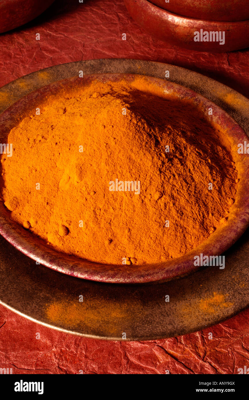 SCHÜSSEL MIT KURKUMA PULVER Stockfoto