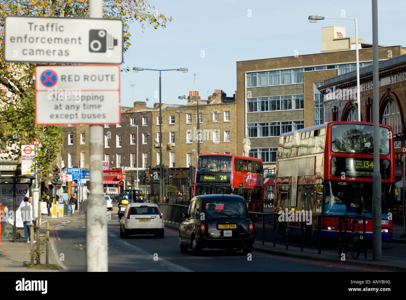 Traffic Enforcement, rote Route Verkehrszeichen, London taxi Stockfoto