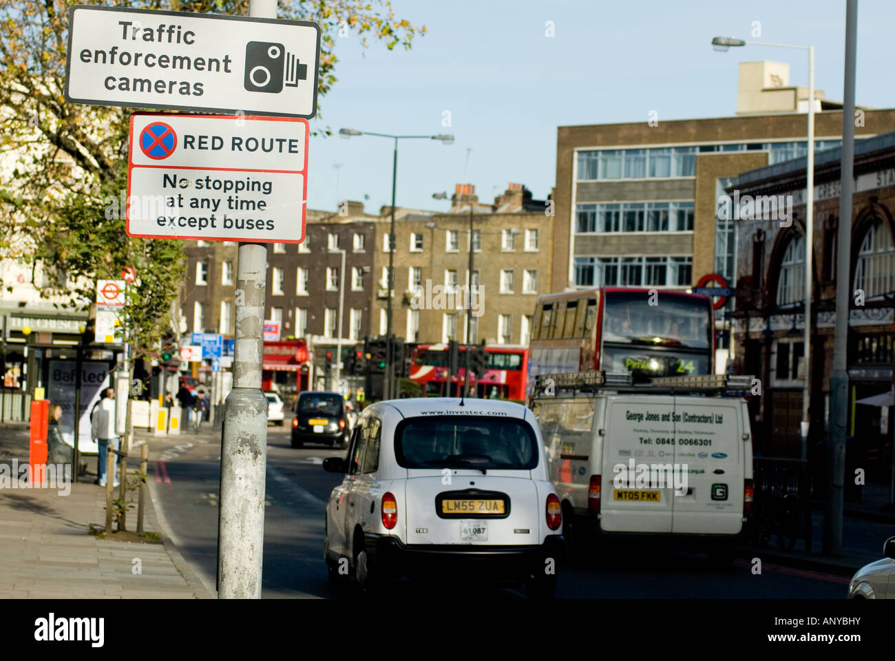 Durchsetzung, rote Route Verkehrszeichen London Verkehr Stockfoto