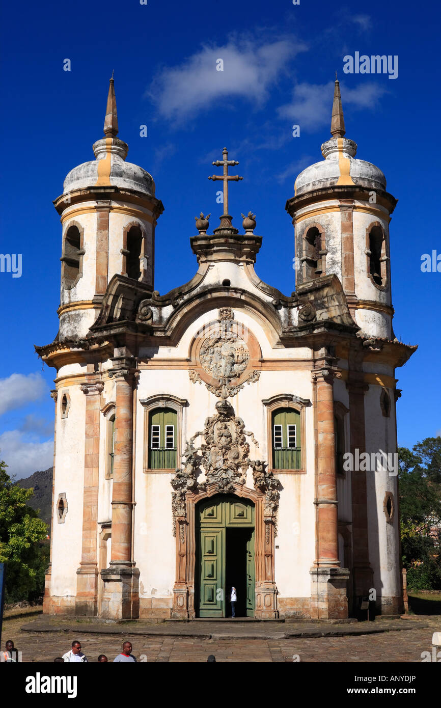 Blick auf die Igreja de São Francisco de Assis von der Unesco Weltkulturerbe-Stadt Ouro Preto in Minas Gerais Brasilien Stockfoto