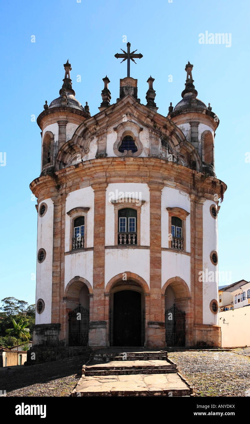 Blick auf die Kirche Nossa Senhora de Rosario von der UNESCO Welt Kulturerbe Stadt von Ouro Preto in Minas Gerais, Brasilien Stockfoto