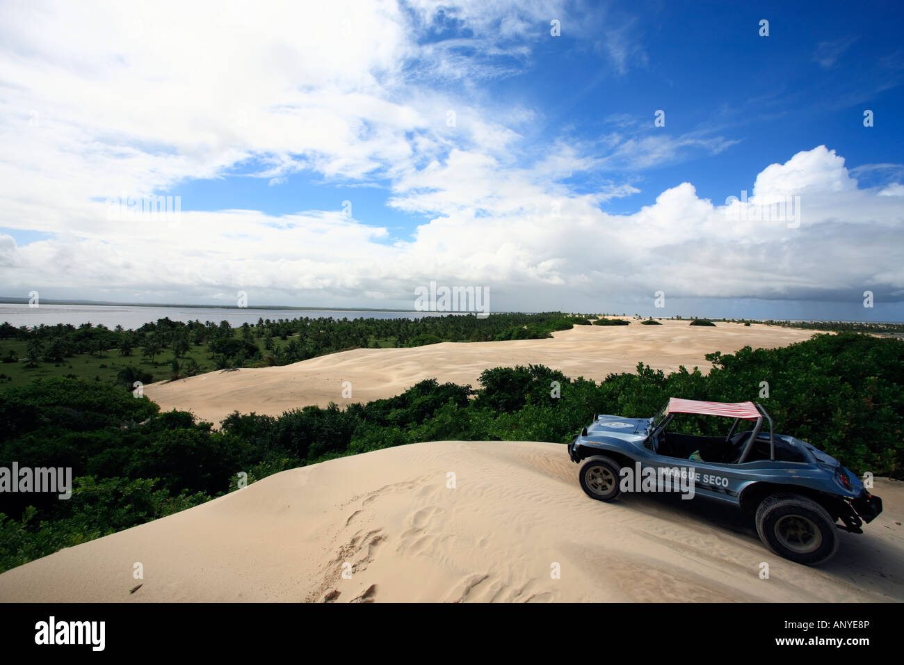 Buggy-Tour auf die große Sanddüne der Mangue Seco in Bahia Brasilien Stockfoto