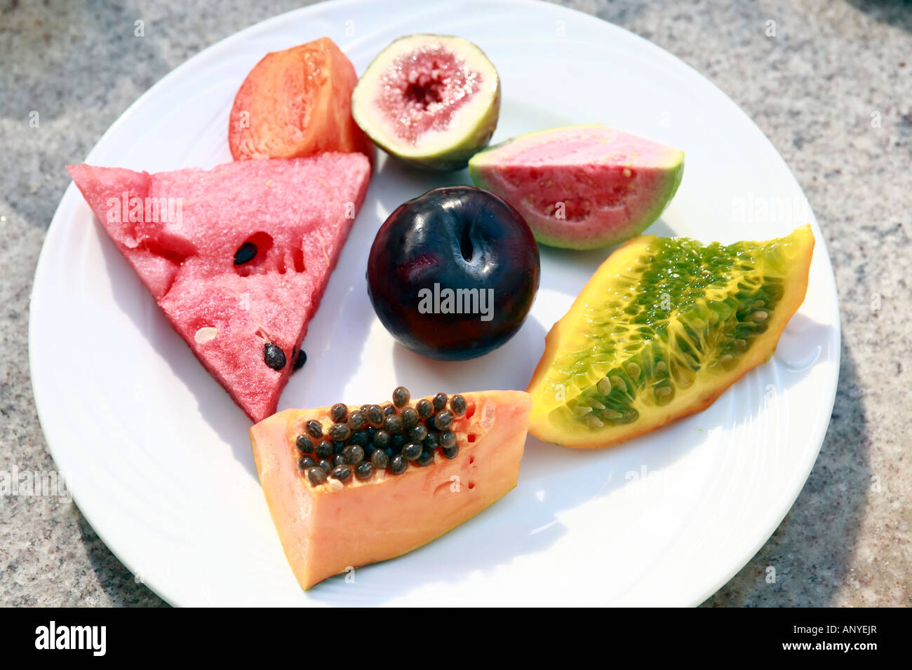Details in der Nähe zu komponieren von exotischen brasilianischen Obstteller Wassermelone Papaya, Guave, Kaki und Abb. Stockfoto