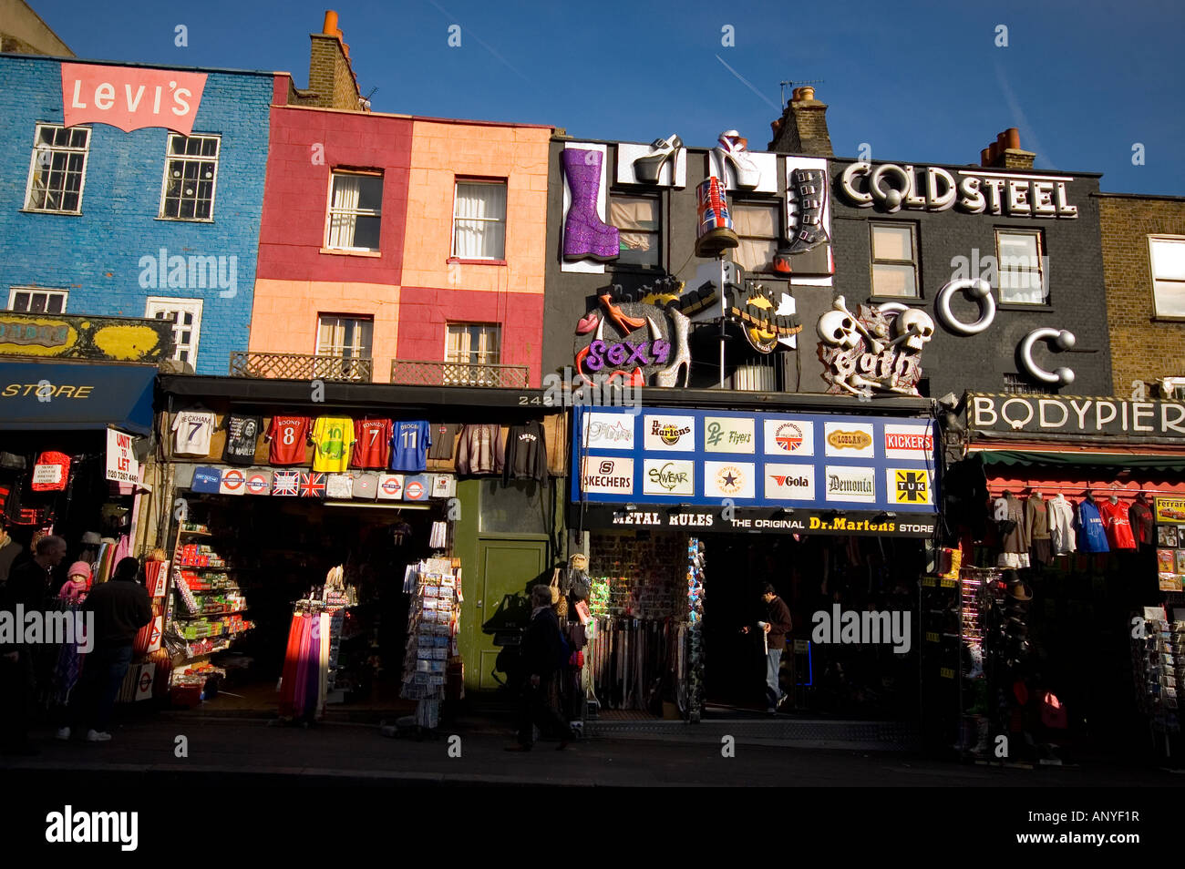 Camden Stadt farbige Store verkaufen dr Martens Levis Bodypiercing London  UK Stockfotografie - Alamy