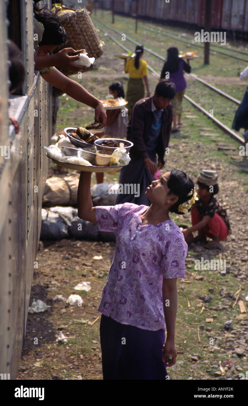 Mit Snacks am Bahnhof. Hsipaw, Shan State in Myanmar (Burma). Stockfoto