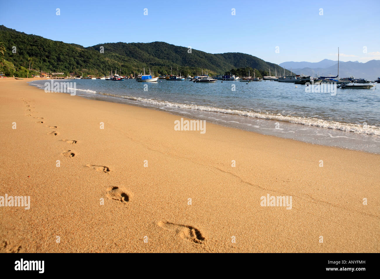 Schritt auf den Sand von Abraão Strand auf der schönen Insel Ilha Grande in der Nähe von Rio De Janeiro in Brasilien Stockfoto
