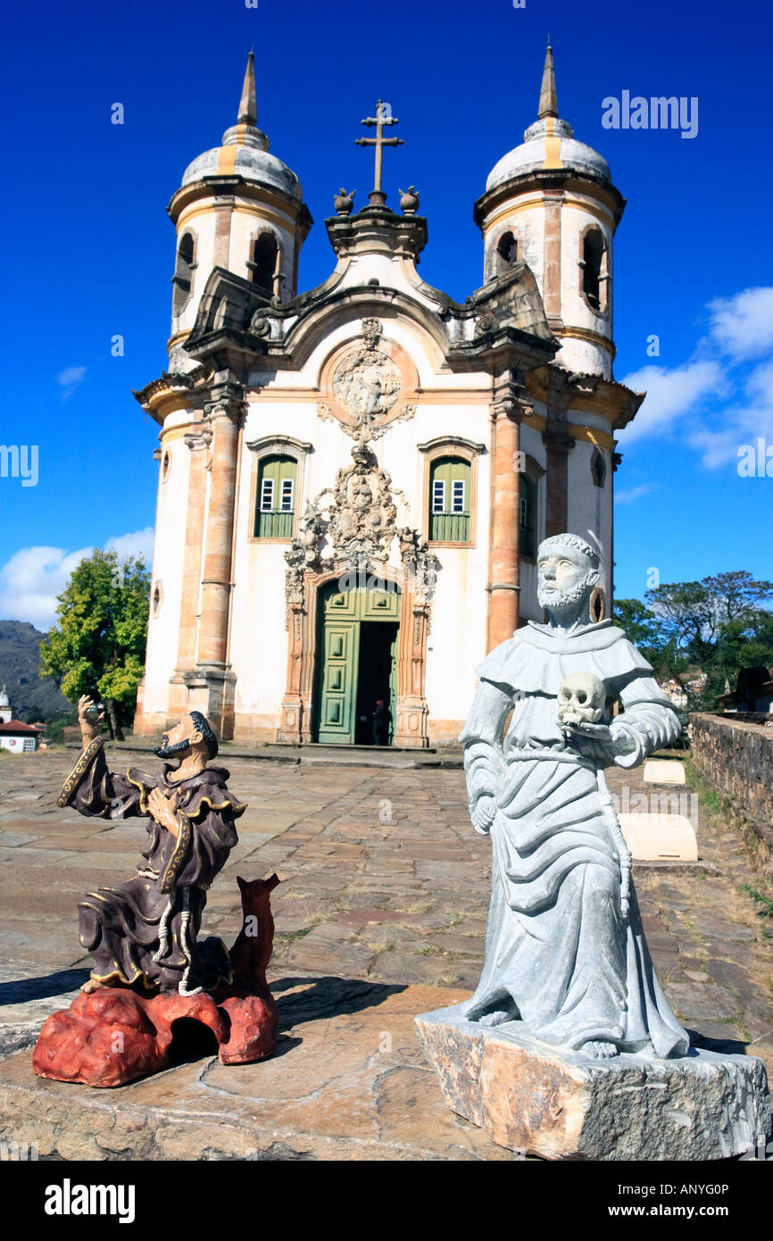 Blick auf die Igreja de São Francisco de Assis von der Unesco Weltkulturerbe-Stadt Ouro Preto in Minas Gerais Brasilien Stockfoto
