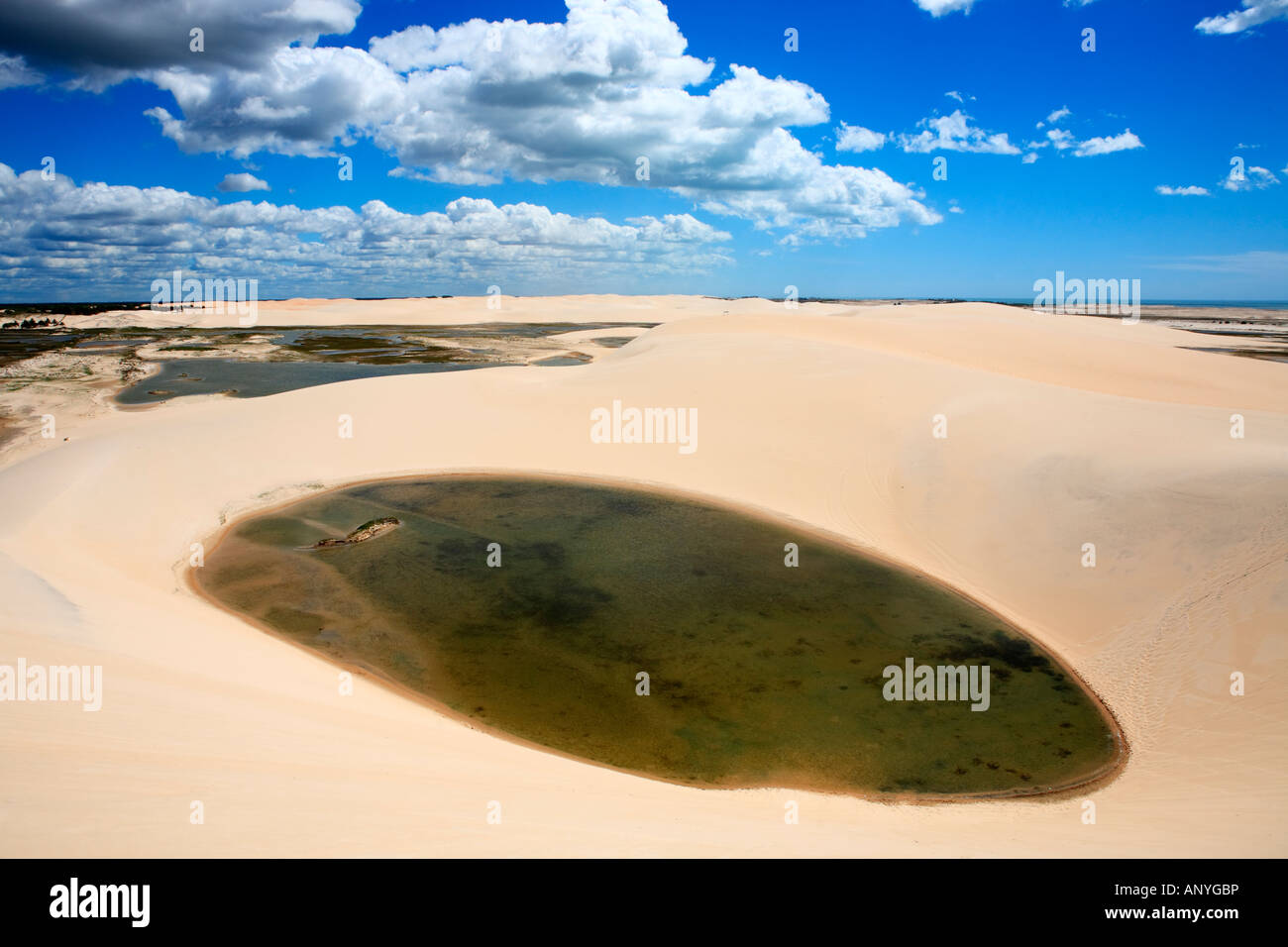Sanddüne mit Oase Lagune von Tatajuba in der Nähe von Jericoacoara Ceara Zustand in Brasilien Stockfoto