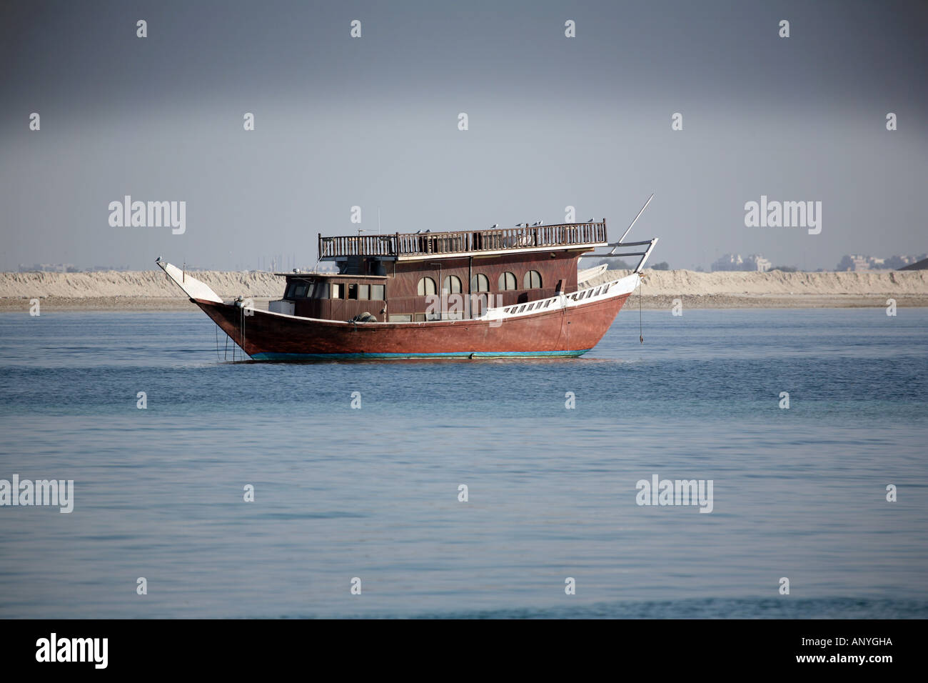 Einer traditionellen hölzernen Dhau vor Anker aus der Küste von Abu Dhabi, Vereinigte Arabische Emirate Stockfoto