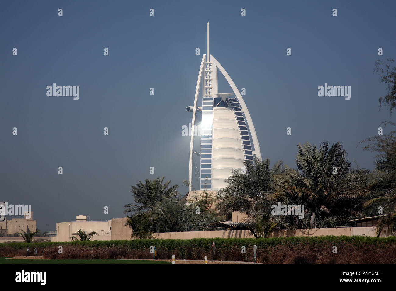 Sonnenlicht glitzert vom Hotel Burj, Dubai, Vereinigte Arabische Emirate Stockfoto