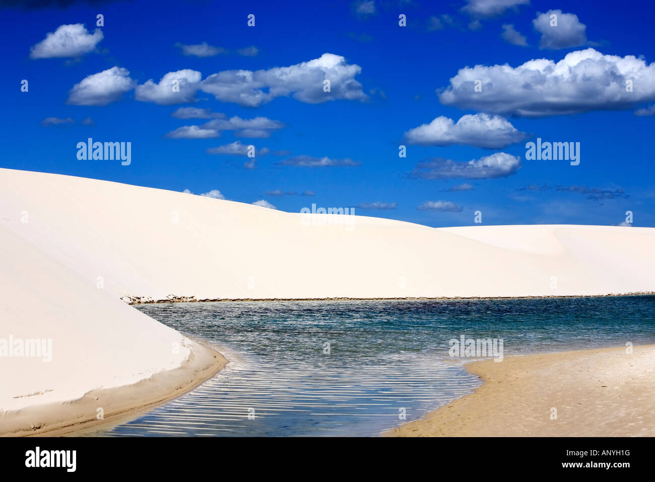 Ansicht der Lagoa Azul in Wüste Sanddünen von Lencois-Maranheses-Nationalpark in Brasilien Stockfoto