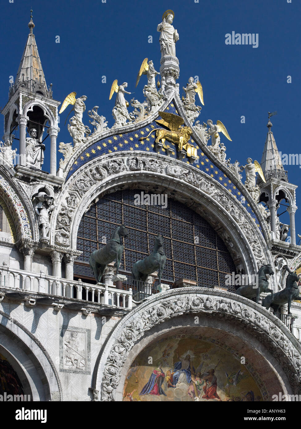 Vor der Basilika San Marco in Markusplatz in Venedig in Italien Stockfoto